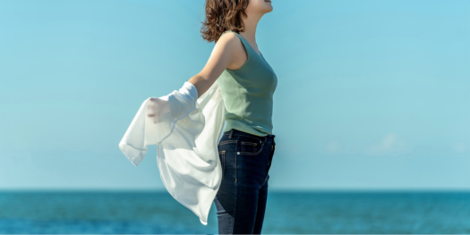海辺で解放感のある女性