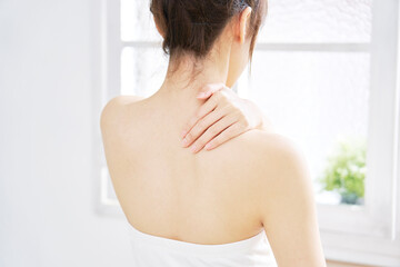 背中開きトップスを素敵に着こなすためのスキンケア