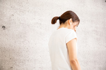 20代におすすめナイトブラの選び方姿勢がよくなり猫背の改善にも