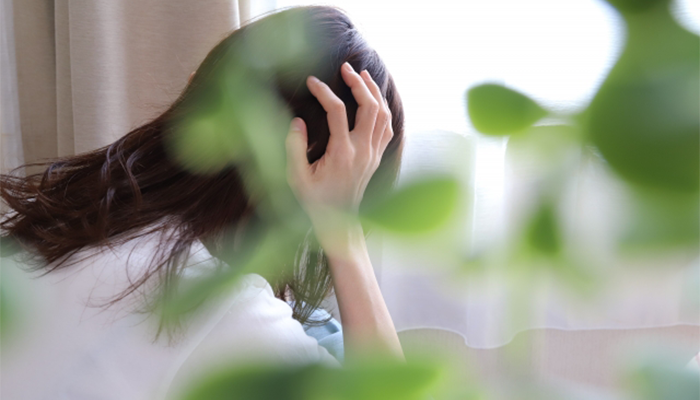 悩む女性