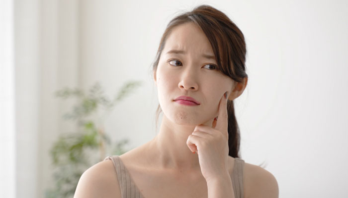 悩む女性