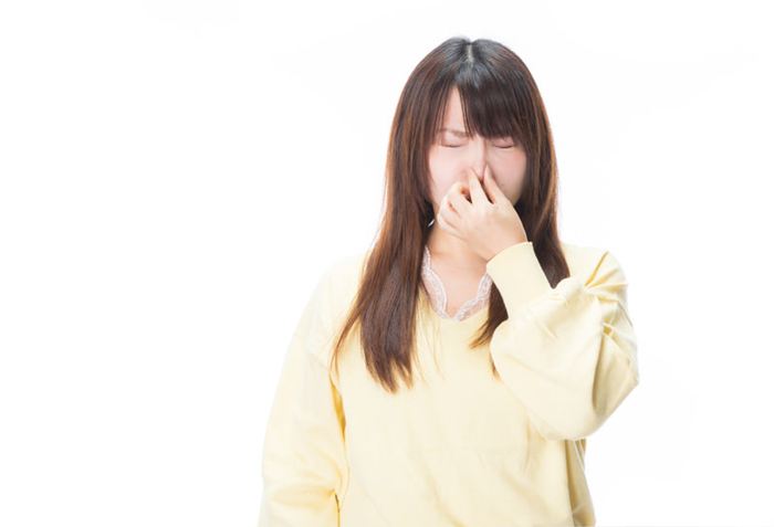 臭そうにしている女性