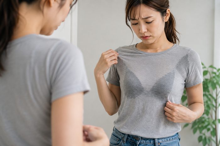 汗でブラが透けた女性