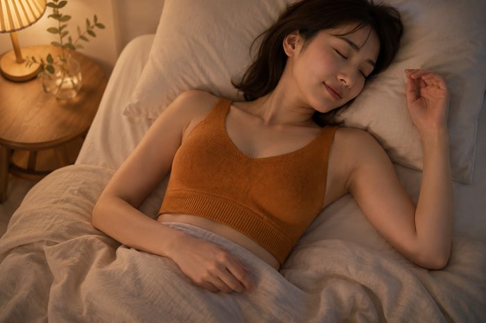 無縫製ブラ着用で寝てる女性